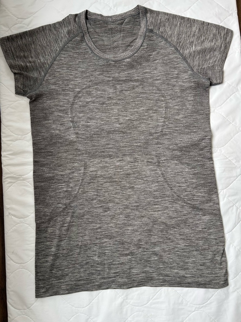 lululemon athletica Heathered Gray Short Sleeve Tee